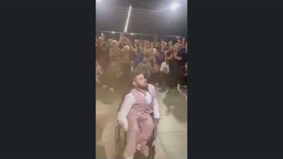 Καταχειροκροτήθηκε σε γάμο χορεύοντας ζεϊμπέκικο ψυχής σε αναπηρικό αμαξίδιο