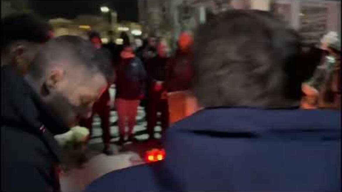 Με λουλούδια στα χέρια έξω από την Τούμπα ο Λουτσέσκου και οι παίκτες του ΠΑΟΚ