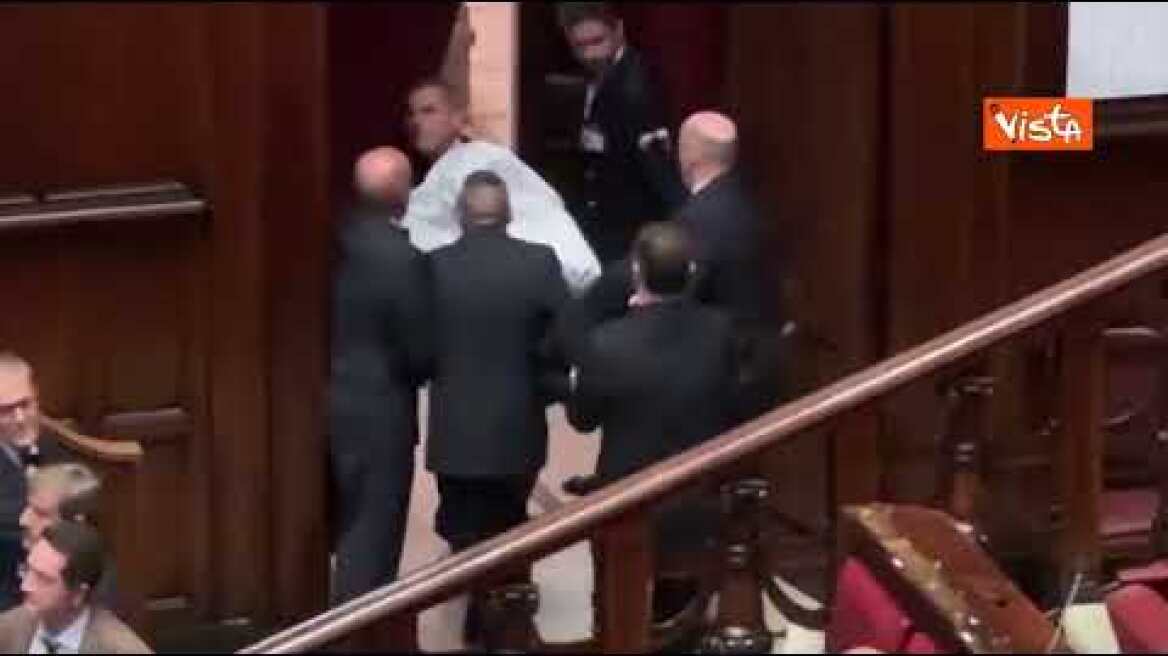 Magi in Aula vestito da fantasma protesta contro invito ad astensione al referendum, espulso di peso