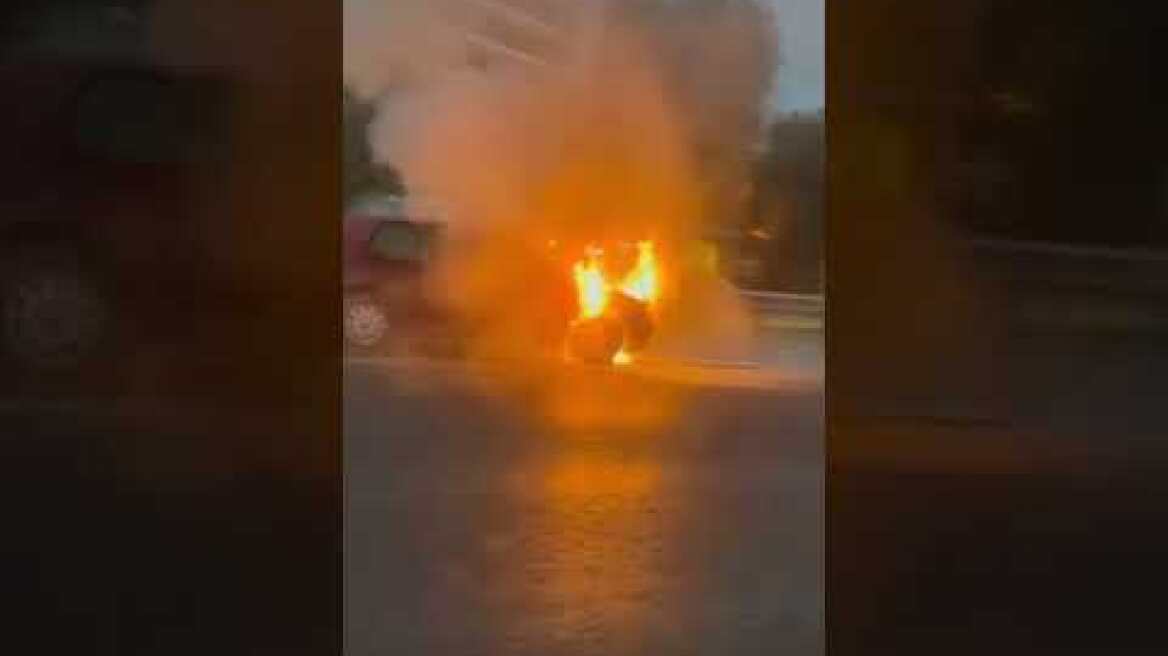 Φλεγόμενο αυτοκίνητο