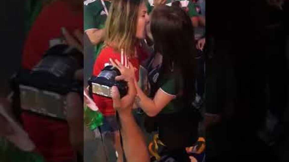 Girls kiss Russia vs Mexico World Cup 2018