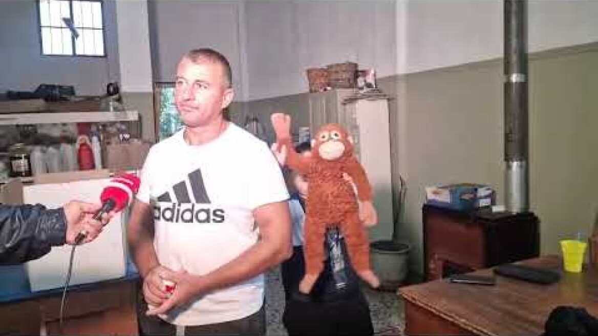 Κάτοικοι του Παλαμά απομακρύνουν τα νερά με σκούπες