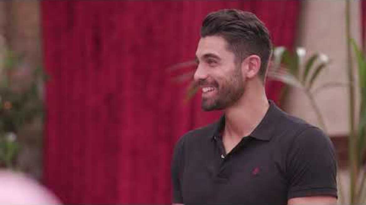 Οι κοπέλες βγάζουν τη μπλούζα του Παναγιώτη και η Νικόλ ζηλεύει | The Bachelor Επ.8🌹