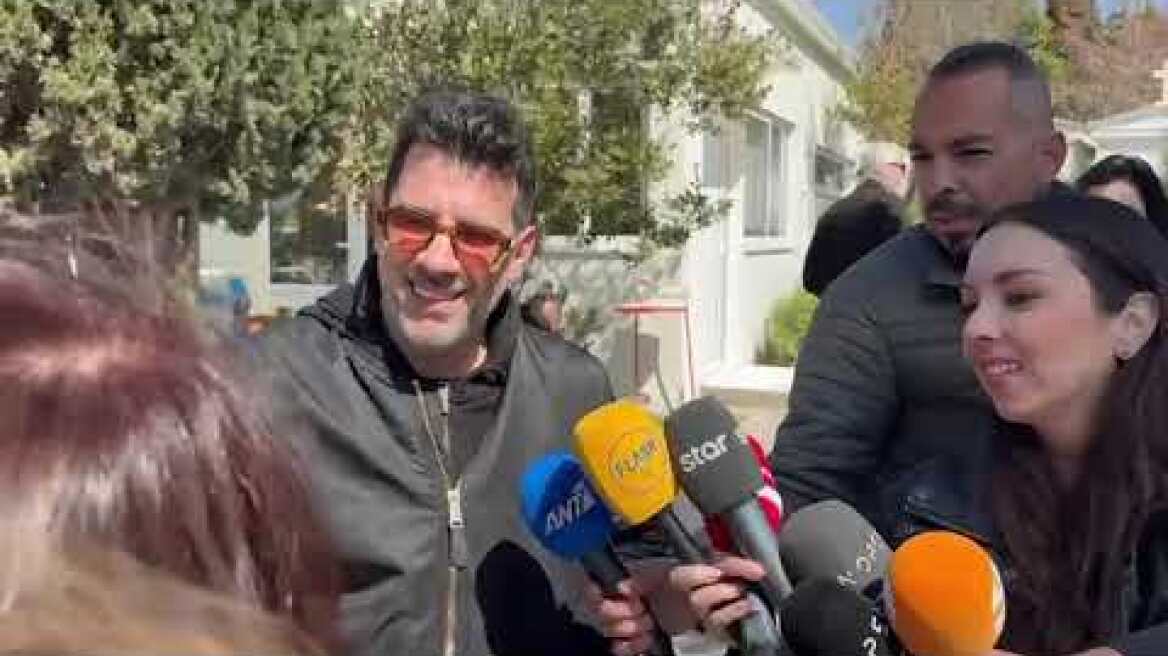 Ο Θοδωρής Φέρρης με τη μητέρα του στην κηδεία του Γιώργου Μαρίνου