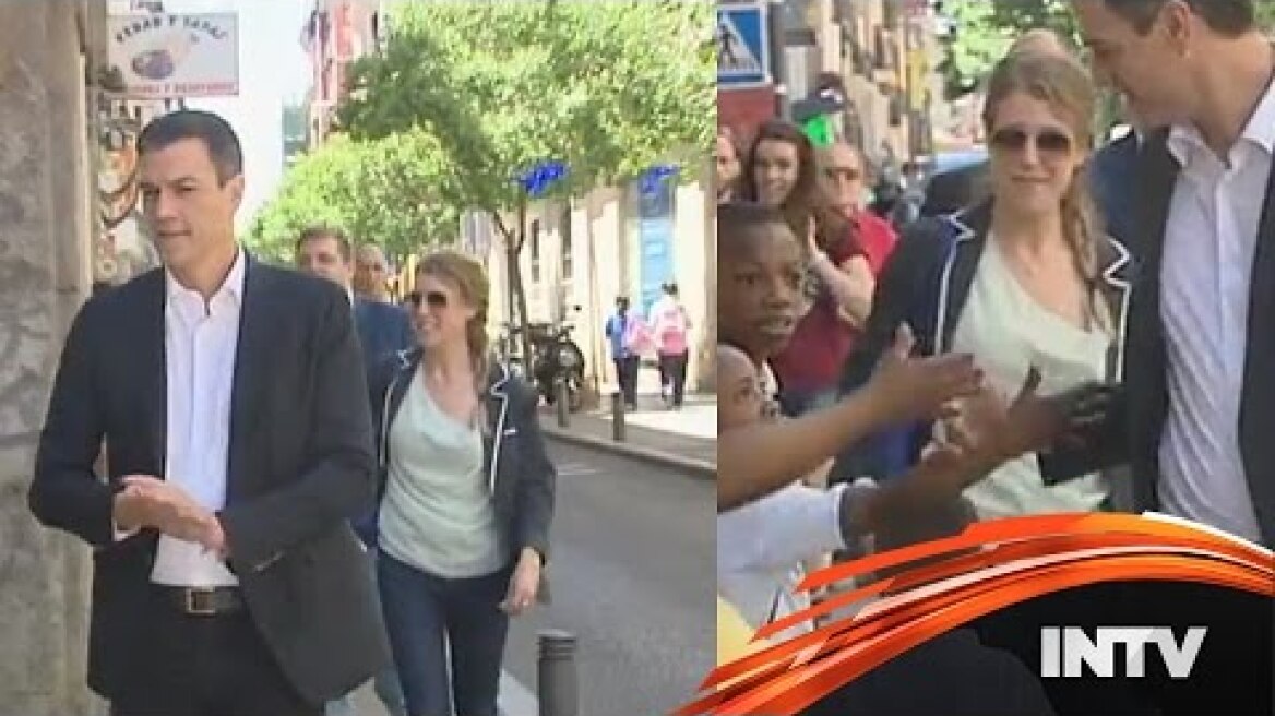 PEDRO SANCHEZ SE LIMPIA LA MANO TRAS SALUDAR A UN NIÑO NEGRO