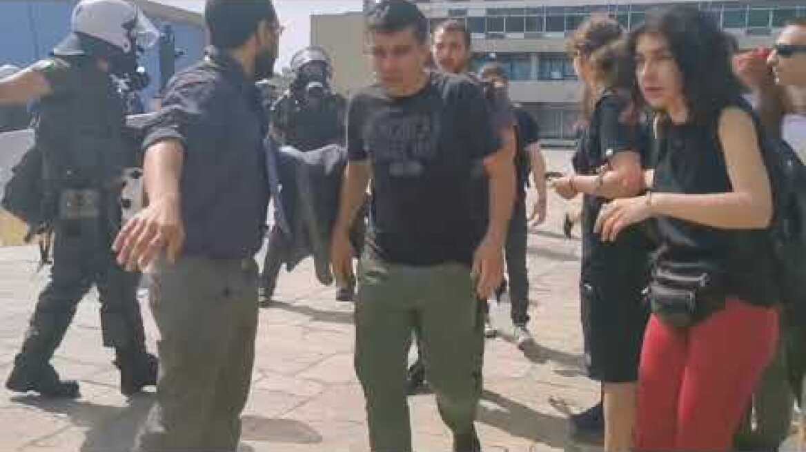 Αντιεξουσιαστές έσπασαν τα ρολά και μπούκαραν στο κτήριο διοίκησης του ΑΠΘ (6)