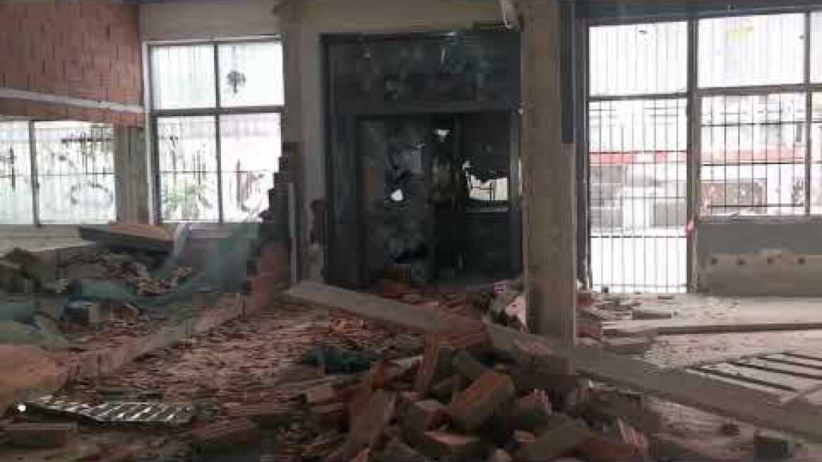 Γκρέμισαν με βαριοπούλες το Βιολογικό του ΑΠΘ όπου γίνεται η βιβλιοθήκη