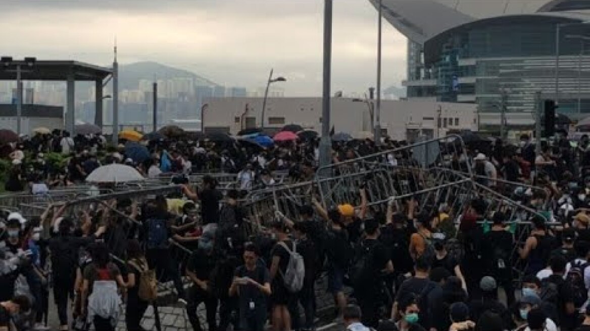 Anti-government protesters block main arteries in Hong Kong | AFP