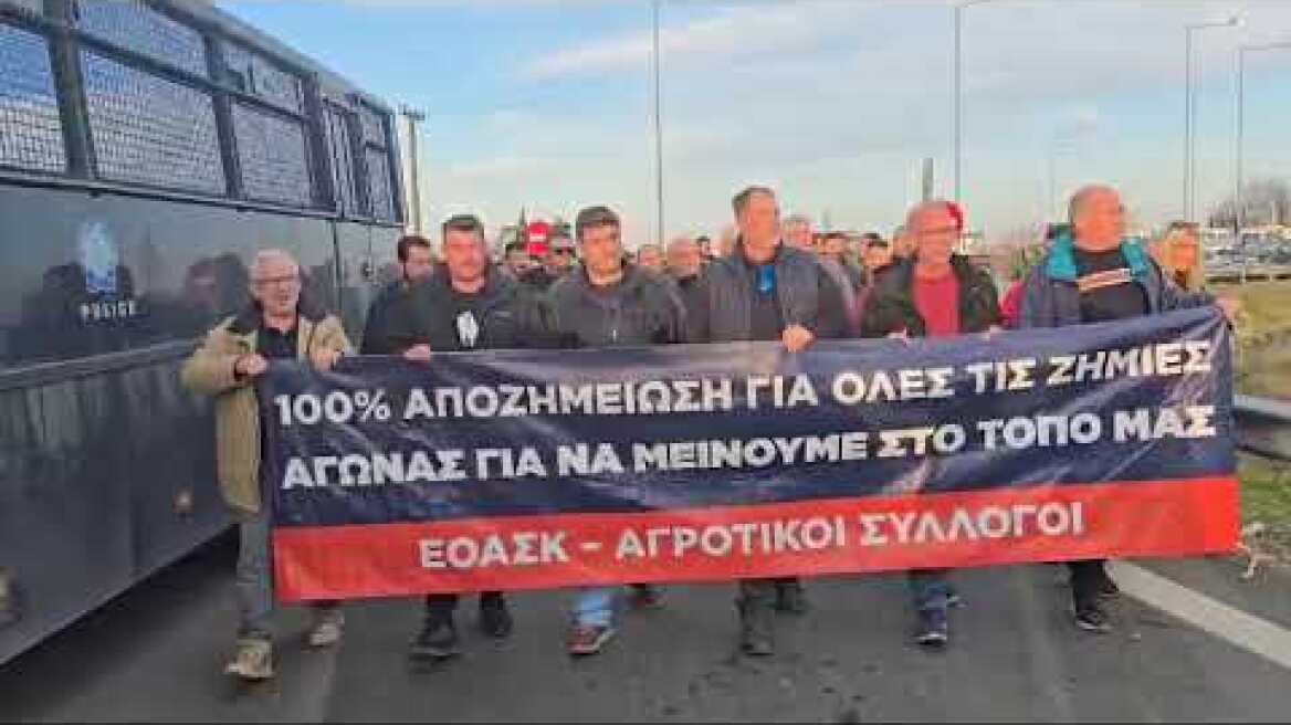 Αγρότες έκλεισαν το Ε65 (1)