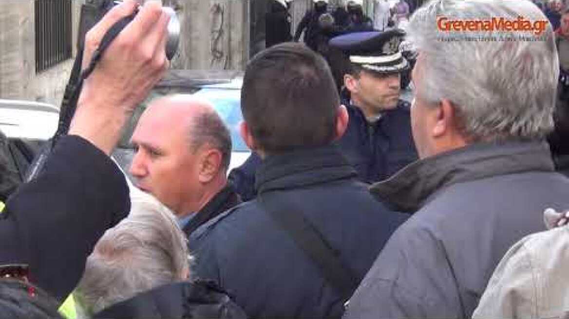 Η στιγμή που ο 45χρονος και η μητέρα οδηγούνται στο Δικαστικό Μέγαρο Γρεβενών 3/12/2019