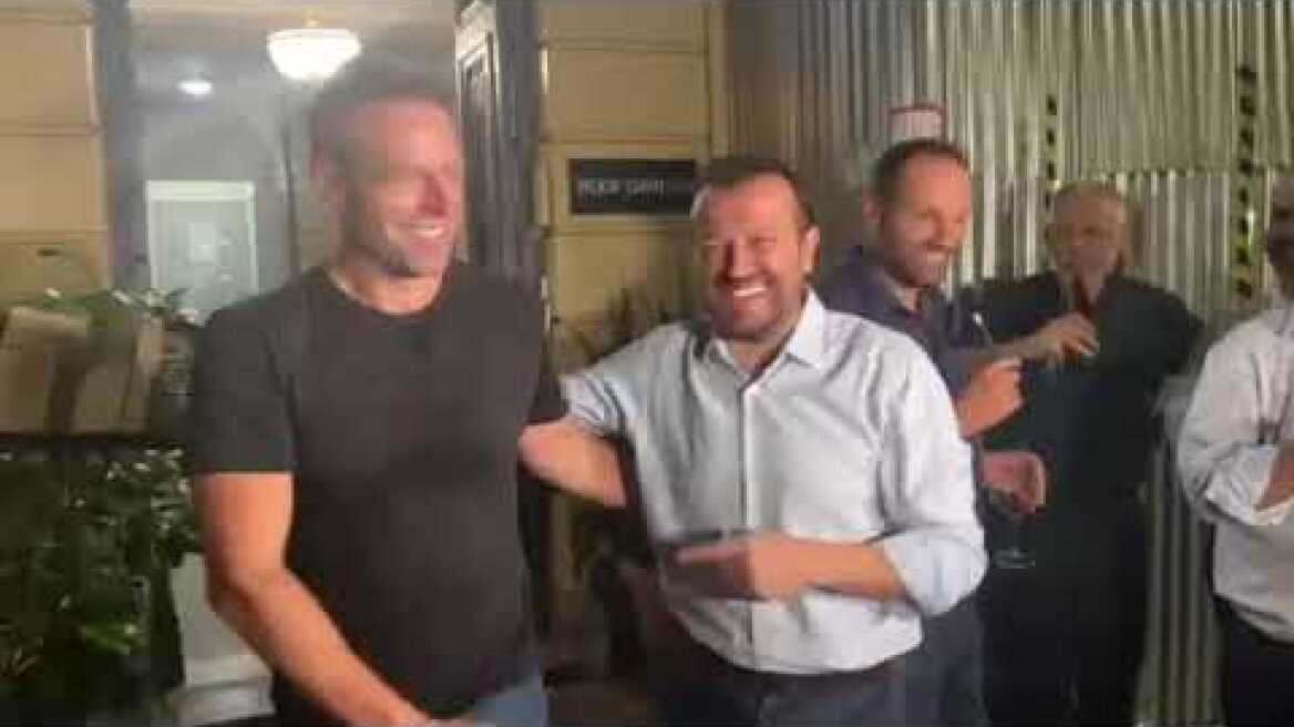 Η αγκαλιά του Στέφανου Κασσελάκη με τον Νίκο Παππά