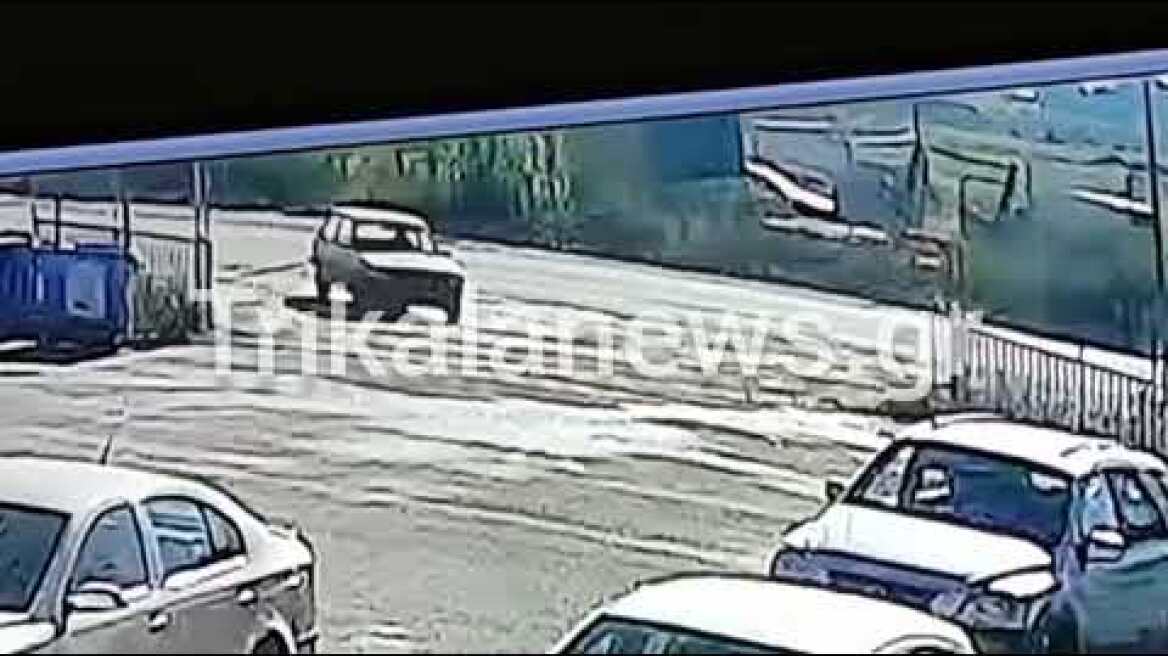 Σοκαριστικό βίντεο από τροχαίο με εγκατάλειψη στα Τρίκαλα