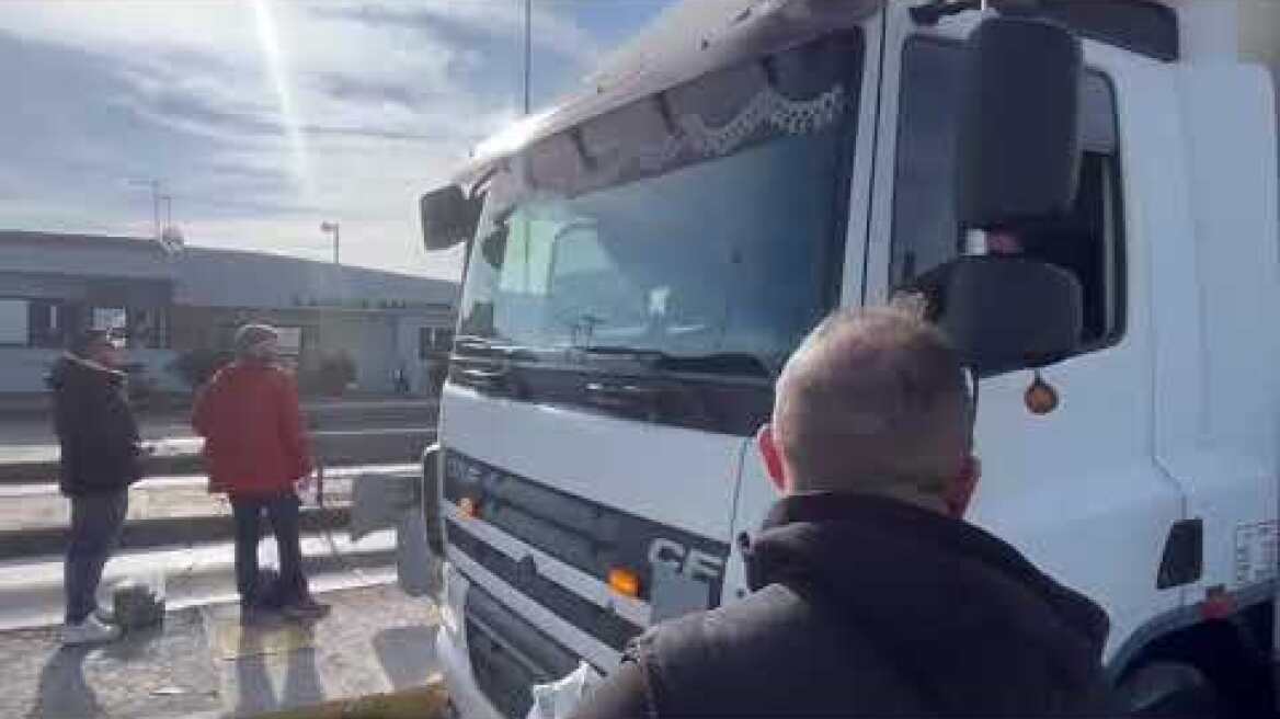 Αγρότες από το μπλόκο των Μαλγάρων μοίρασαν ρύζι στους διερχόμενους οδηγούς (1)