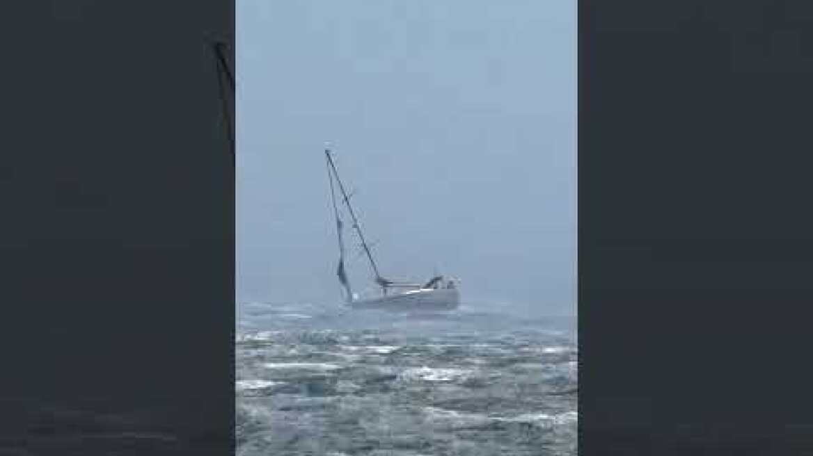 29.06/Ιστιοφόρο λίγο πριν την προσέγγιση στο λιμάνι της Τήνου