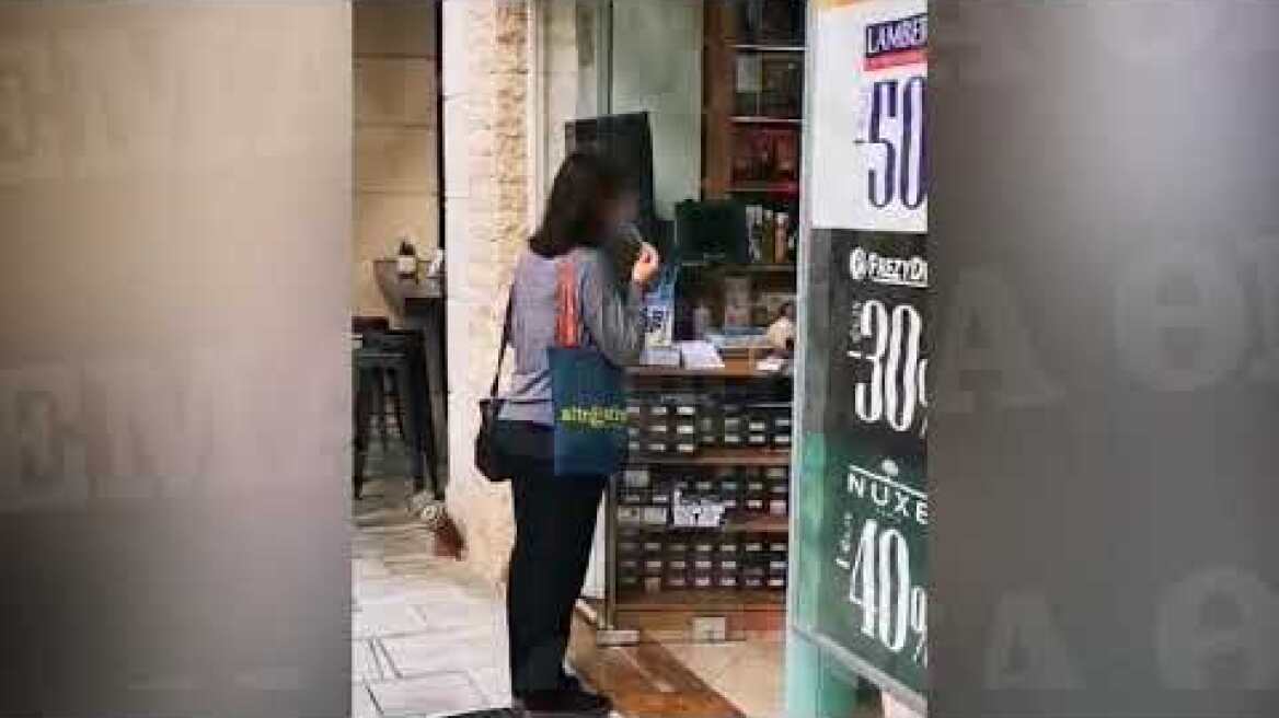 Ανεμβολίαστοι κάνουν μόνοι τους rapid test έξω από φαρμακείο στο Ηράκλειο της Κρήτης