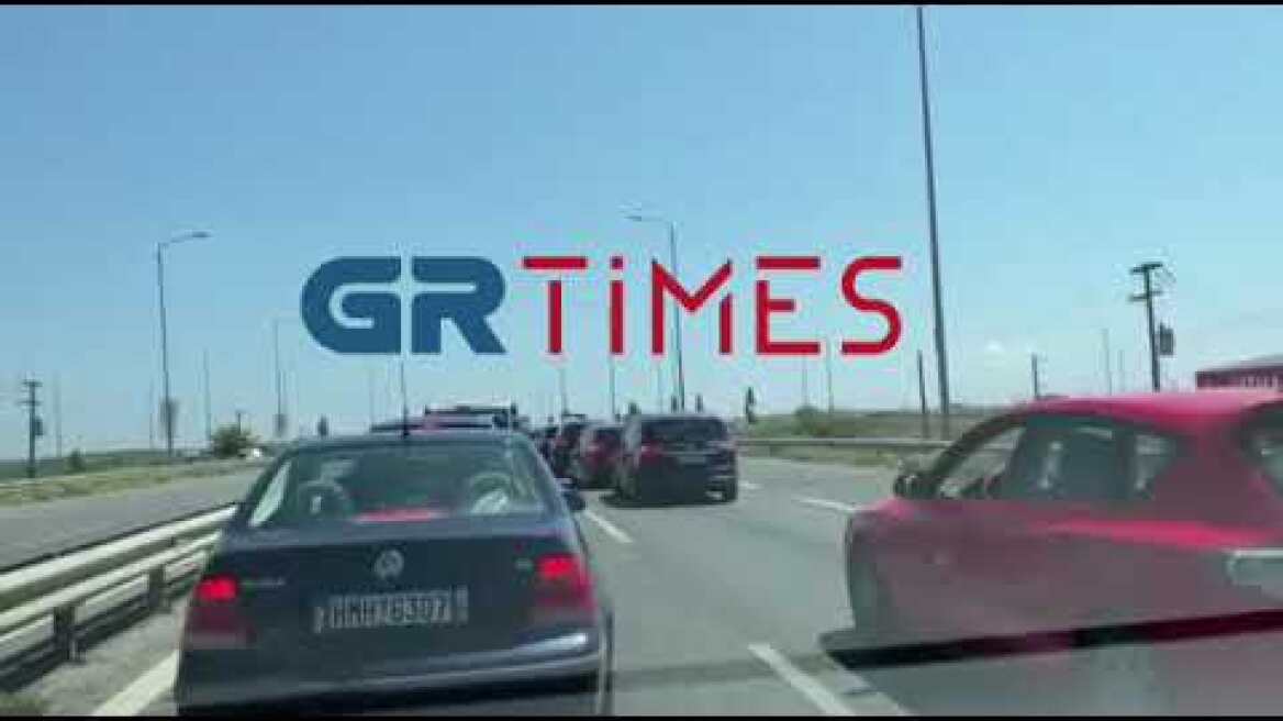 Χαλκιδική: Τεράστιο μποτιλιάρισμα από ΙΧ που πήρε φωτιά στη μέση του δρόμου