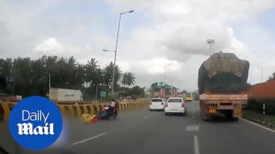 Η μηχανή τρακάρει, οι γονείς πέφτουν και το παιδί συνεχίζει μόνο του