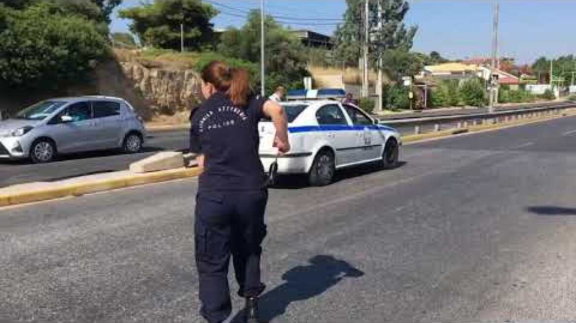 Αστυνομικοί κλείνουν το δρόμο λόγω φωτιάς στη Ραφήνα