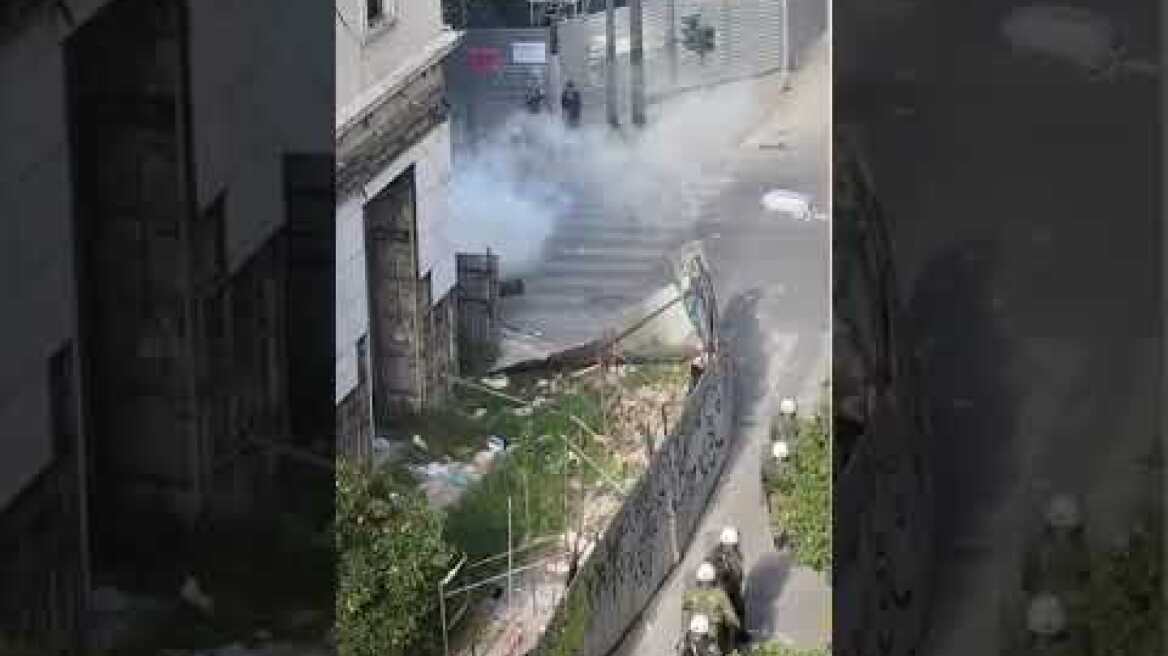 Επεισόδια κατά τη διάρκεια της πορείας για το δυστύχημα στα Τέμπη (5)