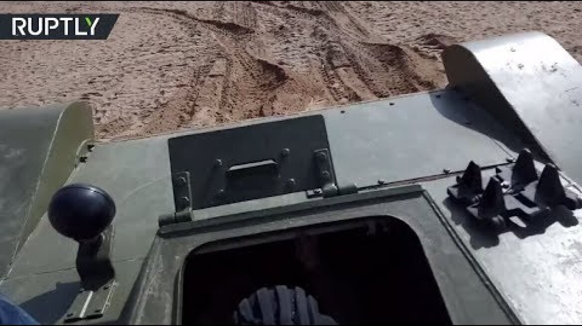 Τανκ περνάει πάνω από Ρώσο και...