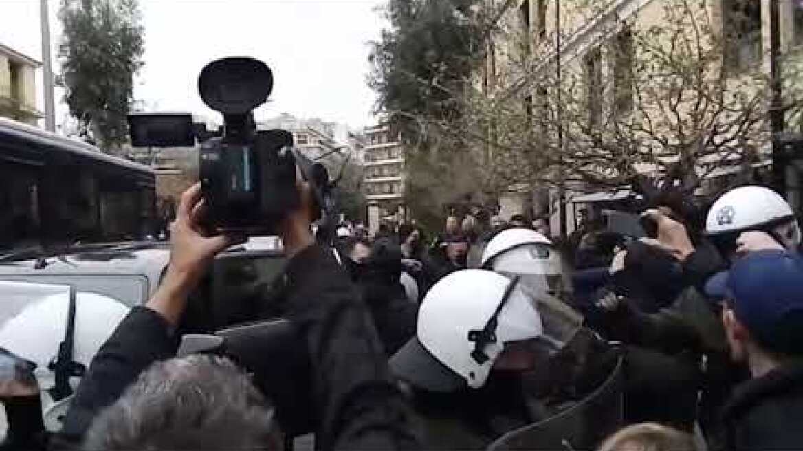 Η στιγμή που φτάνει στην Ευελπίδων η Ρούλα Πισπιρίγκου 31/3/2022