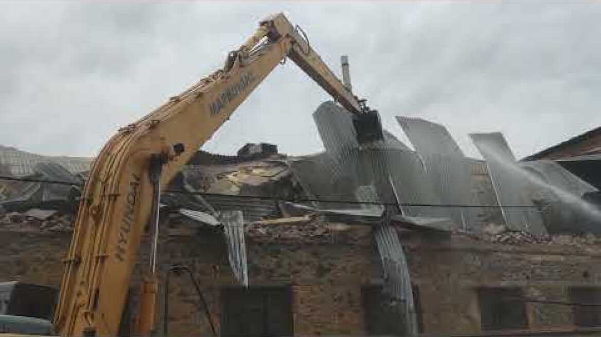 Θεσσαλονίκη: Εργασίες κατεδάφισης στο ιστορικό εργοστάσιο ΑΛΥΣΙΔΑ στη Χαριλάου