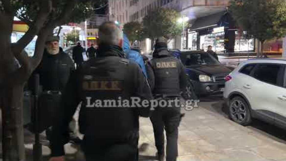 LamiaReport.gr: Η έξοδος του Αρχιφύλακα από τα δικαστήρια Λαμίας 