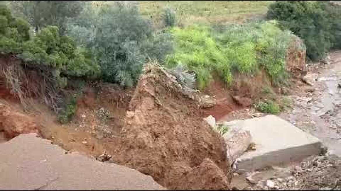 Άνοιξε τρύπα κοντά στη Μαραθώνος (3)