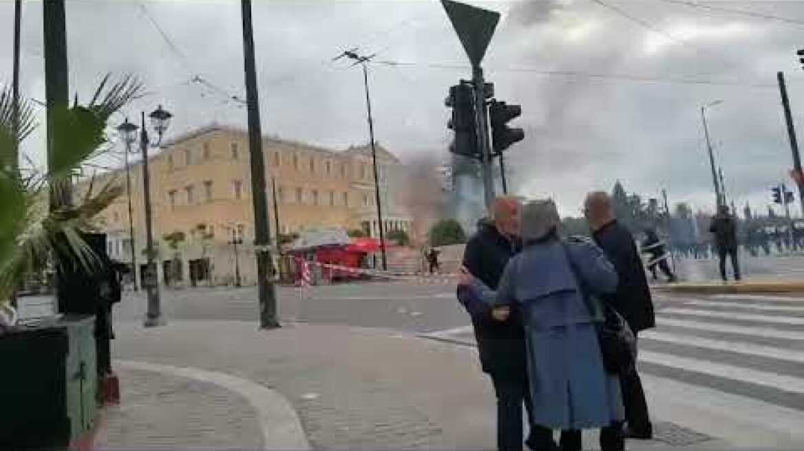 Άγνωστοι πέταξαν μολότοφ μπροστά στο Μνημείο του Άγνωστου Στρατιώτη