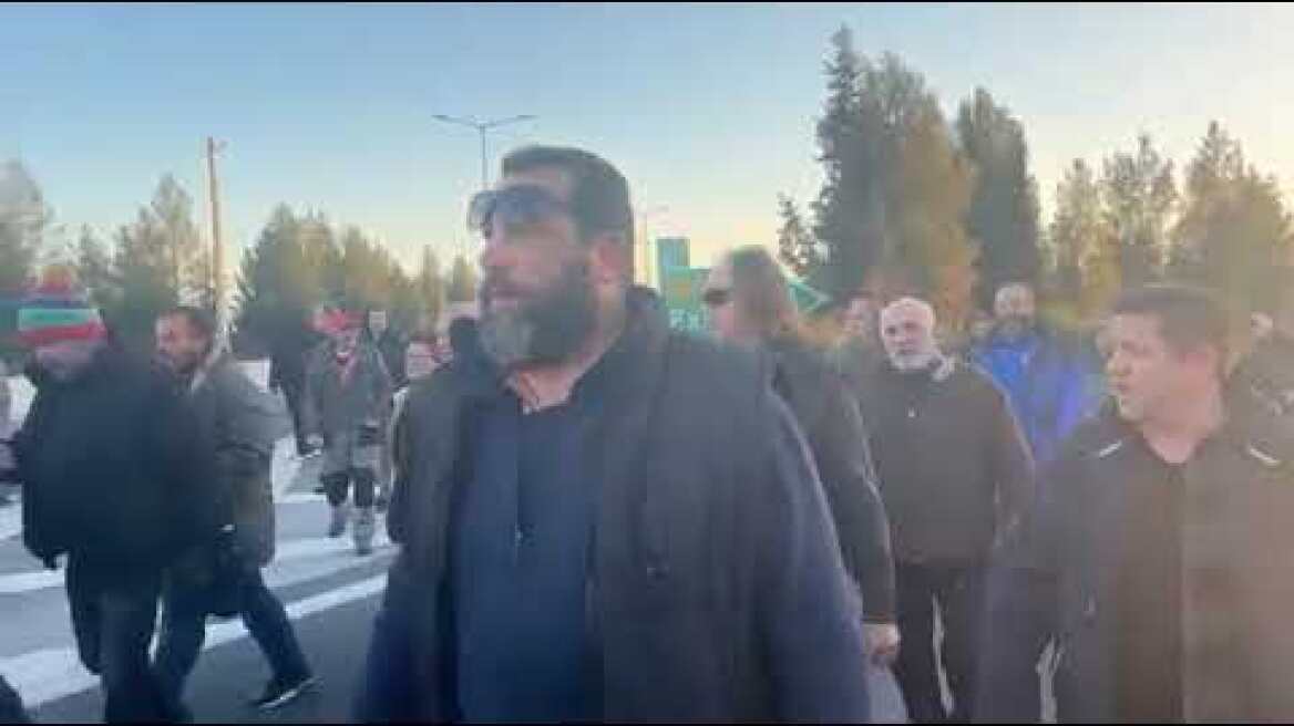 Αγρότες στον Πλατύκαμπο: Ένταση όταν ανέβηκαν στην ΠΑΘΕ (2)