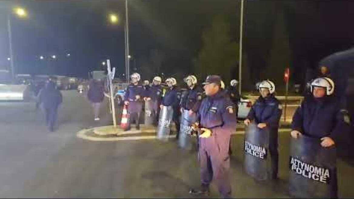 Αγρότες έκαψαν μπάλες άχυρου στο μπλόκο Γυρτώνης (5)