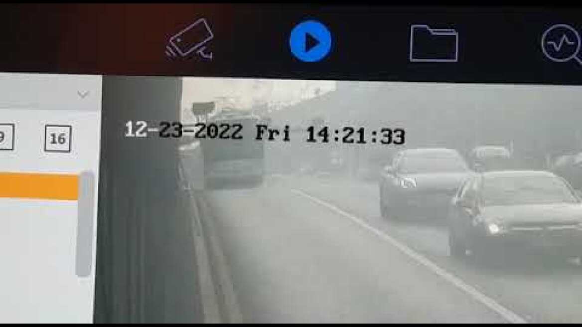 Momentul impactului dintre autocarul grecesc și bara de protecție din Pasajul Unirii