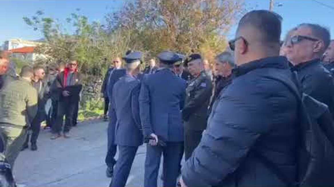 Ο Κωνσταντίνος Φλώρος στην κηδεία του επισμηναγού