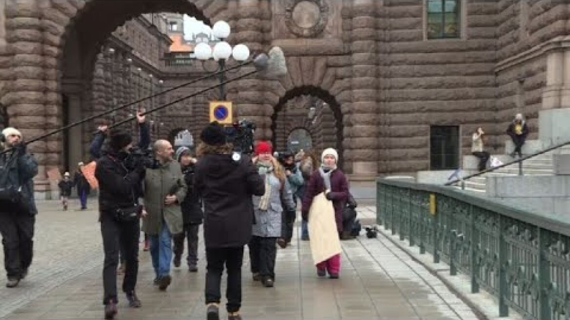 Climat : Greta Thunberg arrive devant le Parlement suédois