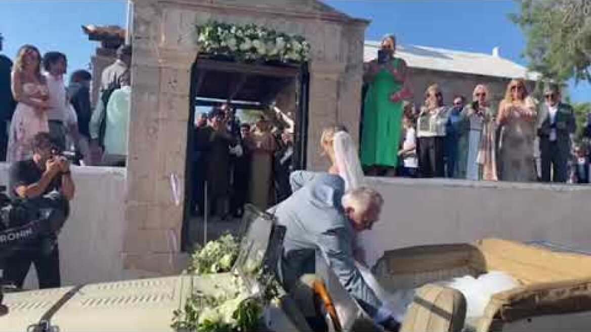 Ο γάμος του Πάνου Μουζουράκη στην Αίγινα