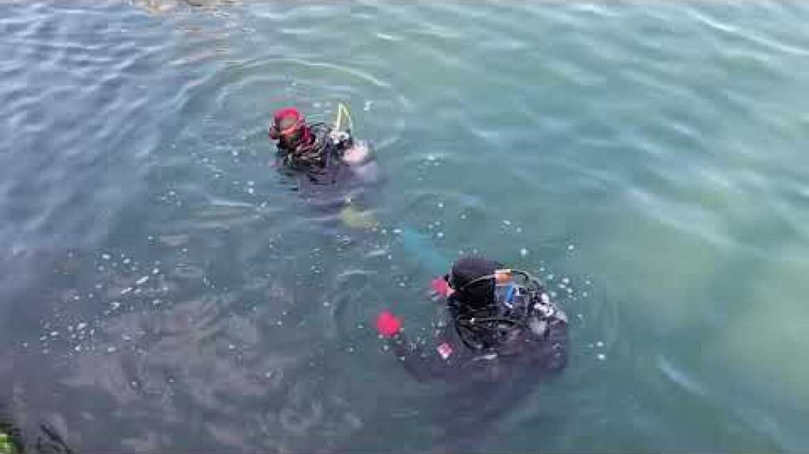 Ανασύρεται βέσπα απο τον βυθό