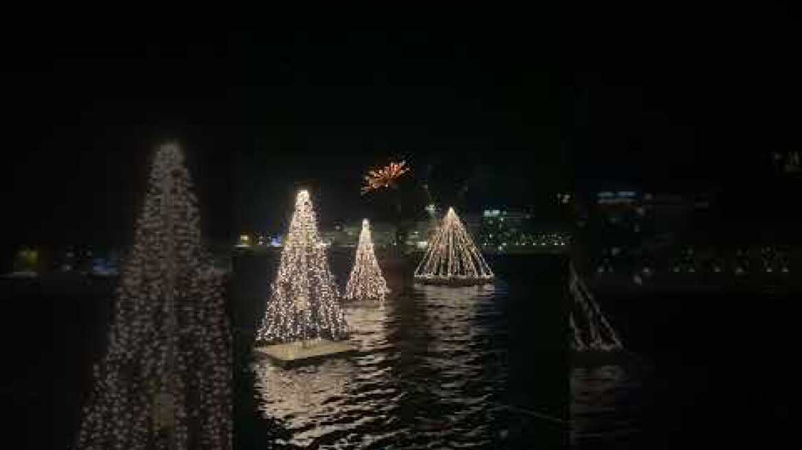 Άναψαν τα Χριστουγεννιάτικα Δέντρα μέσα στη θάλασσα στη Χαλκίδα