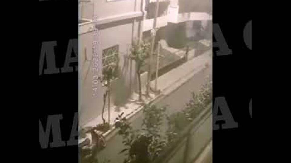 Βίντεο-ντοκουμέντο από διάρρηξη στον Βύρωνα-Σκαρφαλώνουν στο μπαλκόνι πατώντας στα κάγκελα