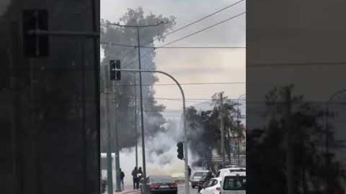 Αυτοκίνητο τυλίχτηκε στις φλόγες στην πλατεία Καραϊσκάκη (1)
