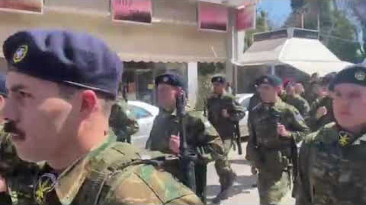 Παρέλασε με άγημα στη Θήβα ο Κασσελάκης για την 25η Μαρτίου