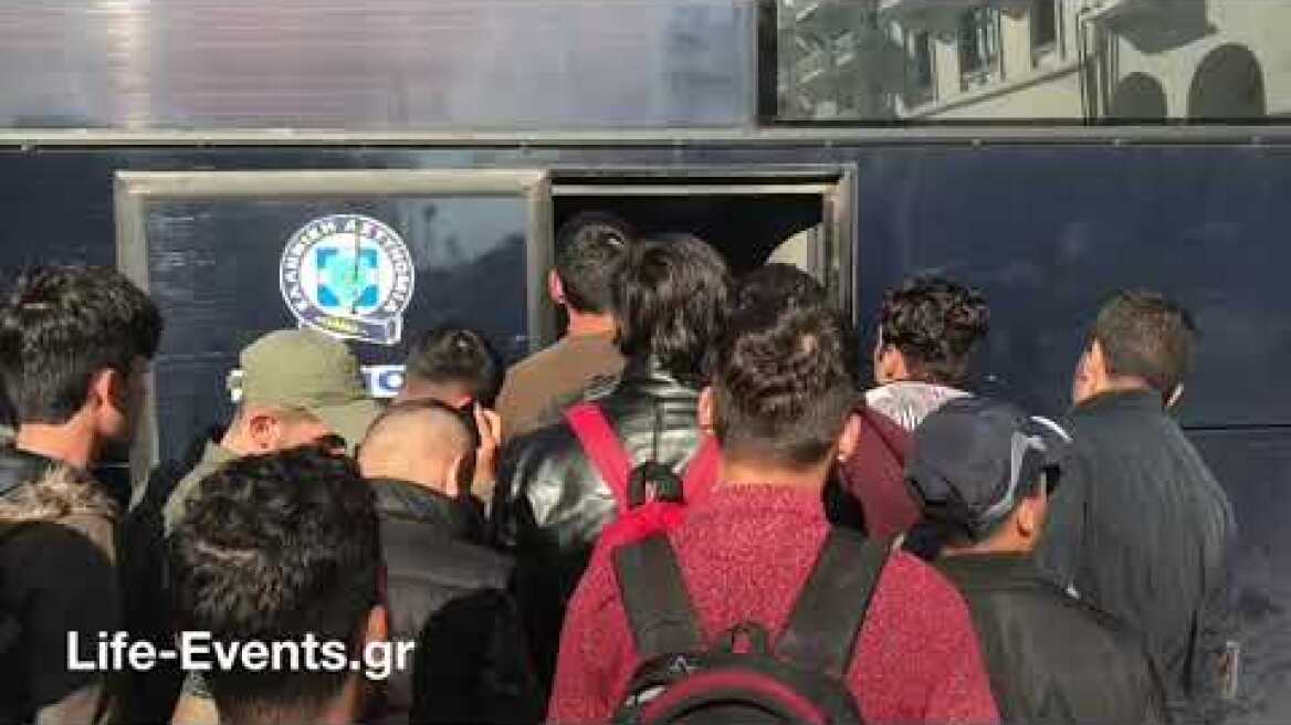 Φεύγουν τώρα από την πλατεία Αριστοτέλους οι πρόσφυγες