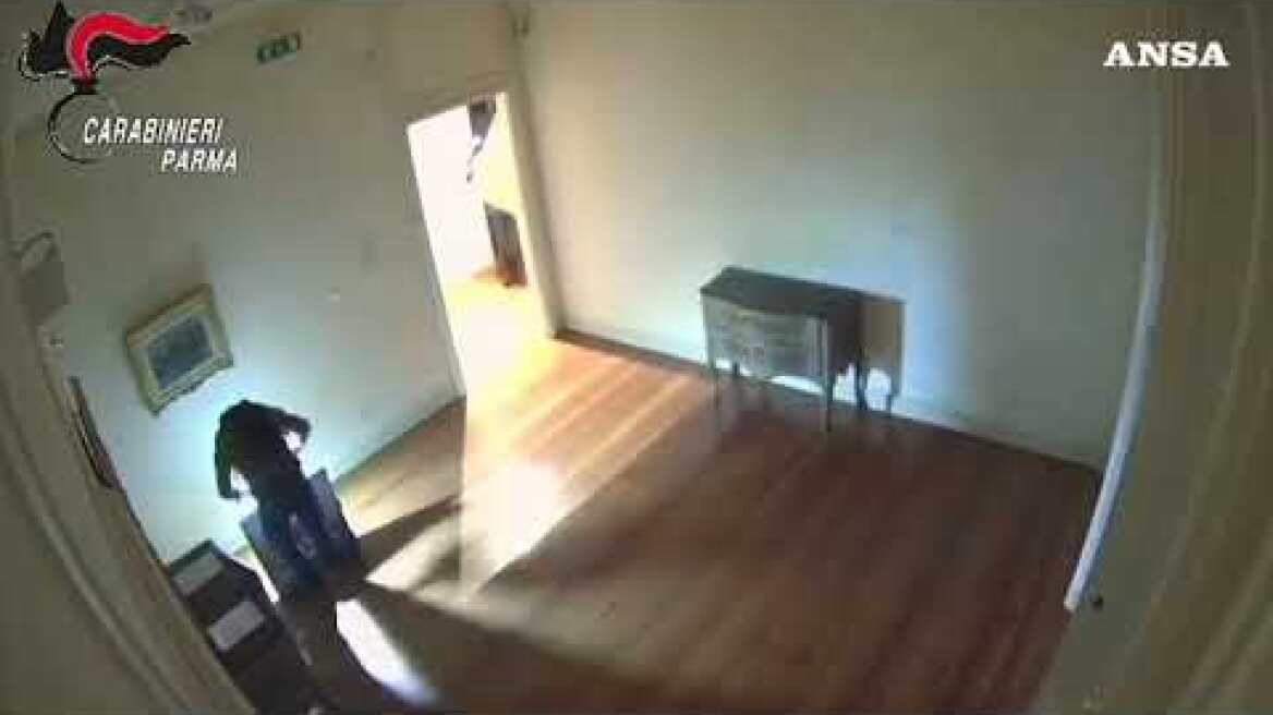 Recuperati i tre quadri rubati a Parma, nei video di sorveglianza i ladri in azione