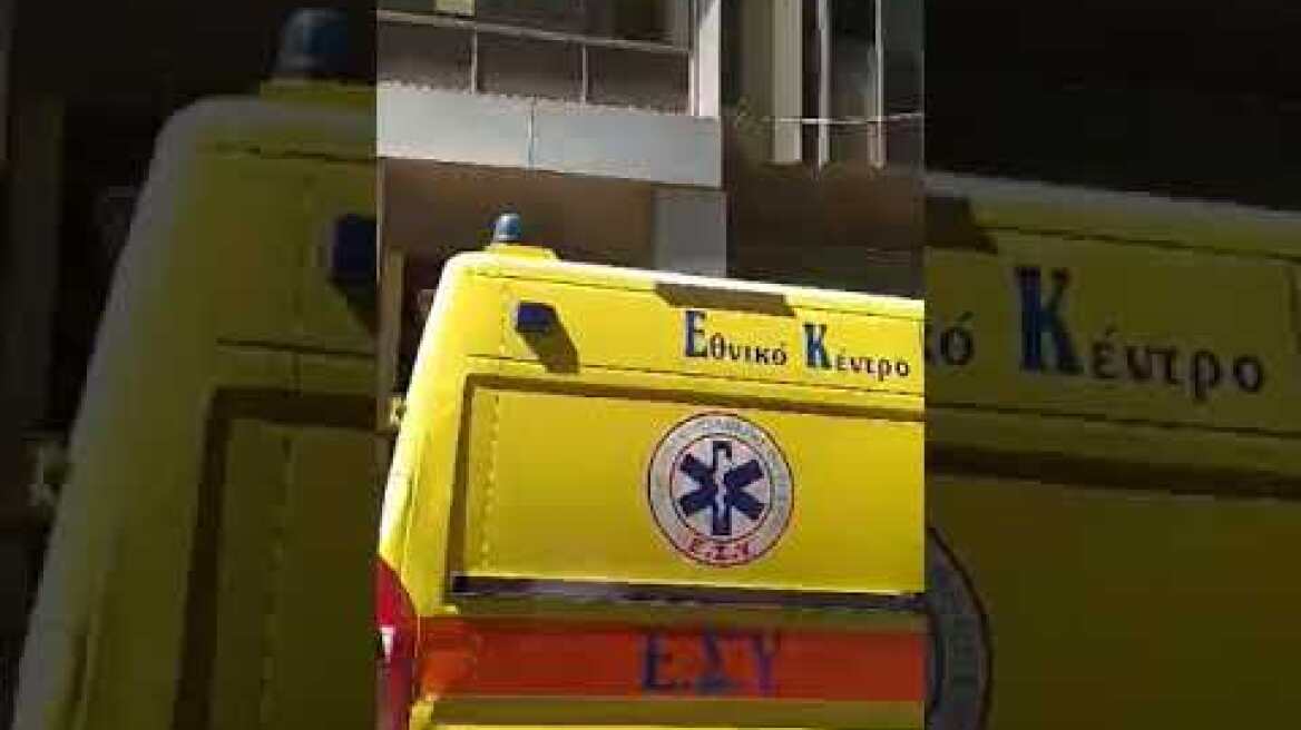 Μπλόκαρε ο δρόμος έξω από τα δικαστήρια στον Πειραιά