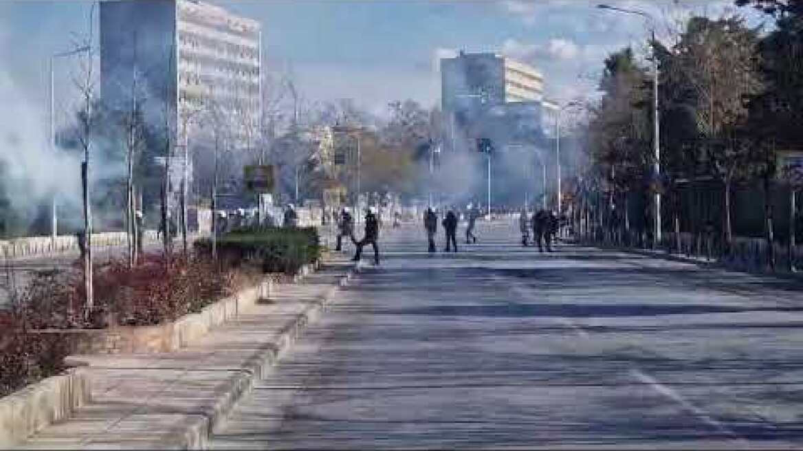 Κουκουλοφόροι επιτέθηκαν ξανά με πέτρες στα ΜΑΤ που βρίσκονταν στην Εγνατία, μέσα από το ΑΠΘ