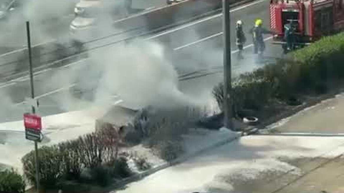 Η στιγμή που φλέγεται το αυτοκίνητο στη Λεωφόρο Κηφισίας