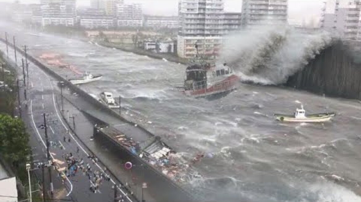 Breaking news! What is happening in Japan now! Major typhoon Khanun destroys Okinawa at 250 km/h