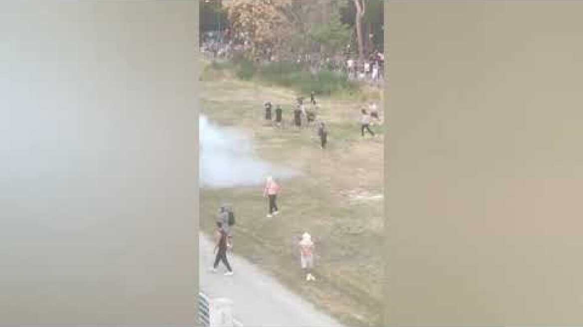 Επεισόδια, καπνογόνα και πετροπόλεμος έξω από την Περιφέρεια Θεσσαλίας