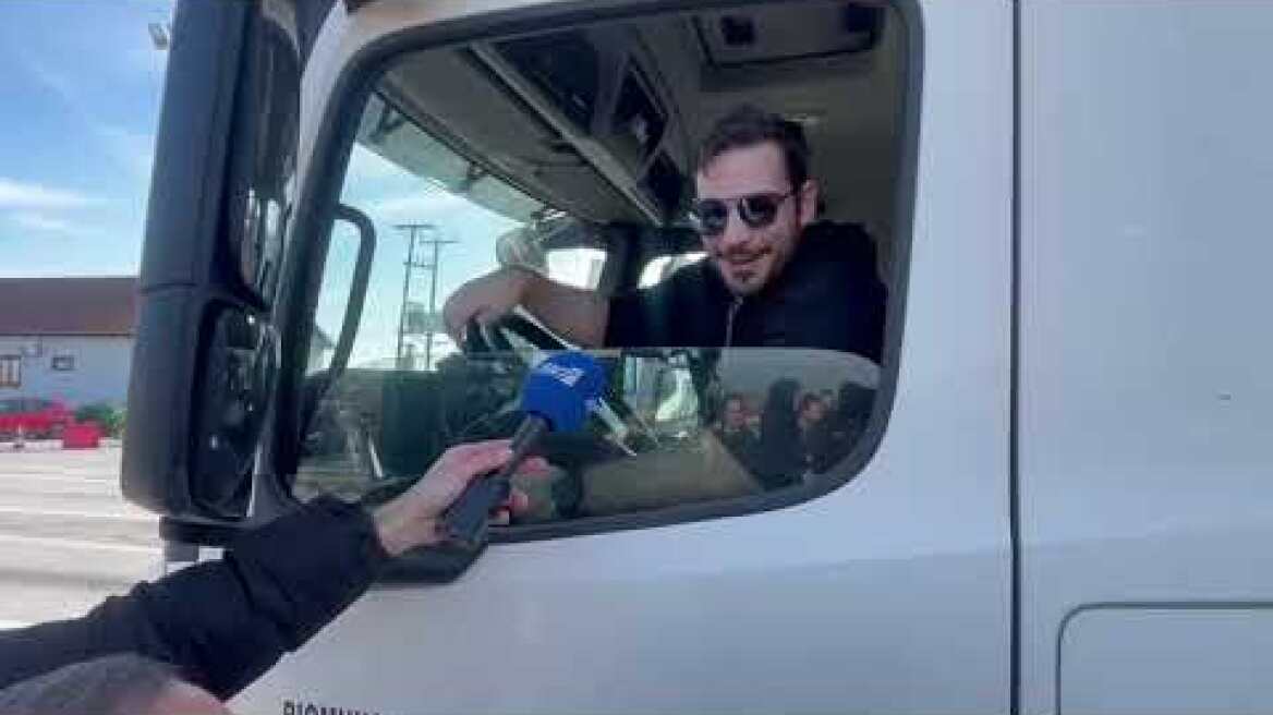 Αγρότες από το μπλόκο των Μαλγάρων μοίρασαν ρύζι στους διερχόμενους οδηγούς (5)