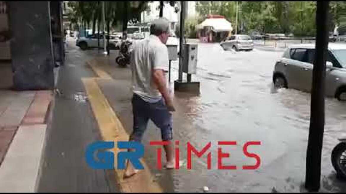 Θεσσαλονίκη: Τολμηρός οδηγός περπατάει ξυπόλητος στη βροχή μπροστά από τα Δικαστήρια