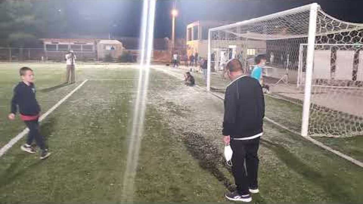 Ο Μίμης Δομάζος προπονεί παιδιά στο Γήπεδο Ποδοσφαίρου Διονύσου